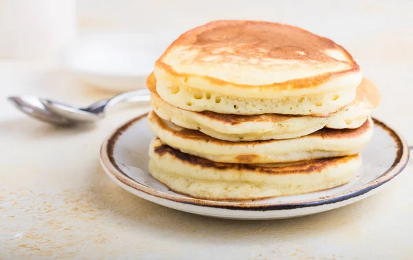 Pancake Buatan Sendiri Atau Kue Panas Ditumpuk Piring Putih — Stok Foto