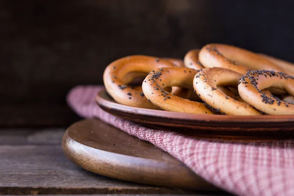 Bagels Faits Maison Avec Des Graines Pavot Sur Fond Bois — Photo