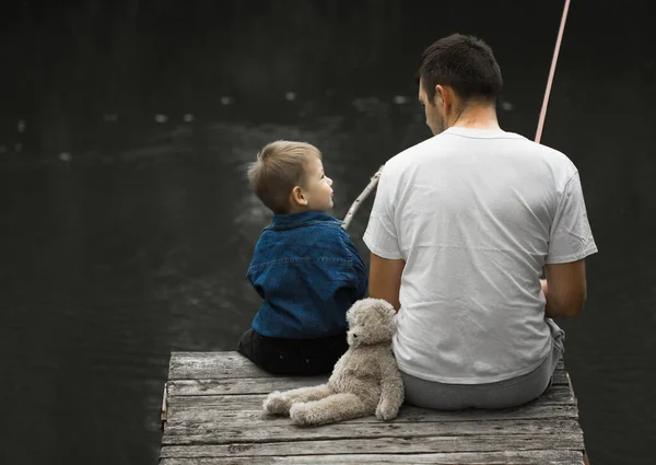 Padre Figlio Che Giocano Sul Molo — Foto Stock