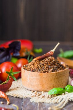 Ahşap arka planda çeşitli zemin baharatları var. Gürcü baharatları, Hint baharatları, Arap baharatları. Baharat çeşitliliği. Bitkiler ve baharatlar. Katman, siyah.