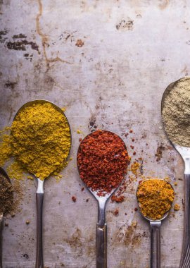 Ahşap arka planda çeşitli zemin baharatları var. Gürcü baharatları, Hint baharatları, Arap baharatları. Baharat çeşitliliği. Bitkiler ve baharatlar. Katman, siyah.