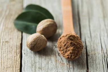 Hindistan cevizi ve toprak tuzu ahşap arka planda