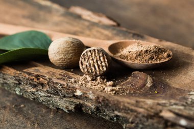 Köy arka planında taze yeşil ve siyah biberli eski ahşap kaşık