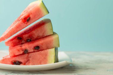 Beyaz arka planda taze karpuz