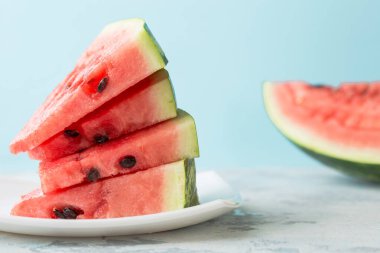 Beyaz arka planda taze karpuz dilimleri