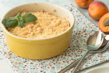 Taze kayısı ve naneli yulaf lapası.