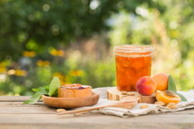 Tahta masada bir bardak taze kayısı reçeli