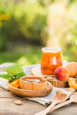 Taze kayısılar, doğal arka plandaki ahşap masada.