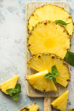 Gri arkaplanda dilimlenmiş olgun ananas