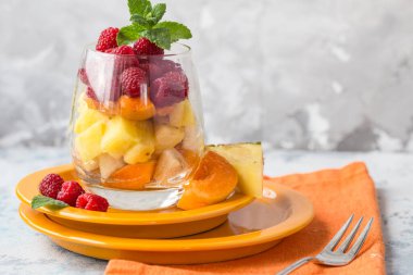 Bardakta meyve salatası, taze yaz yemeği konsepti.