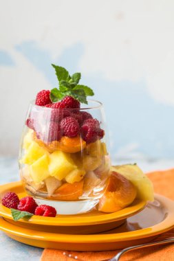 Bardakta meyve salatası, taze yaz yemeği konsepti.
