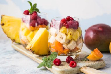Bardakta meyve salatası, taze yaz yemeği konsepti.