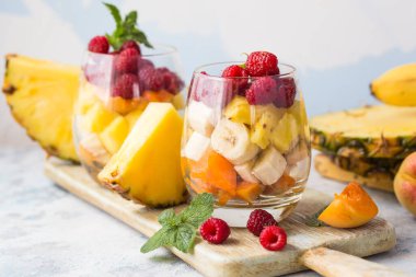 Bardakta meyve salatası, taze yaz yemeği konsepti.