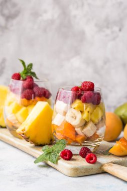 Bardakta meyve salatası, taze yaz yemeği konsepti.