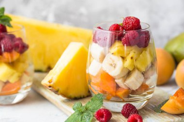 Bardakta meyve salatası, taze yaz yemeği konsepti.