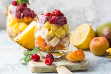 Bardakta meyve salatası, taze yaz yemeği konsepti.