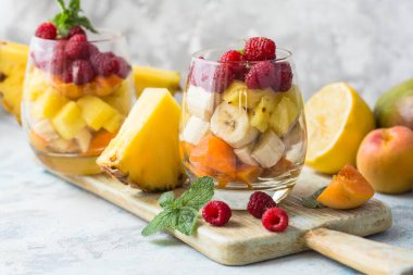 Bardakta meyve salatası, taze yaz yemeği konsepti.