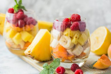 Bardakta meyve salatası, taze yaz yemeği konsepti.