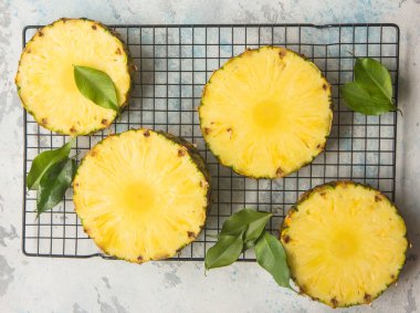 Gri arkaplanda dilimlenmiş olgun ananas