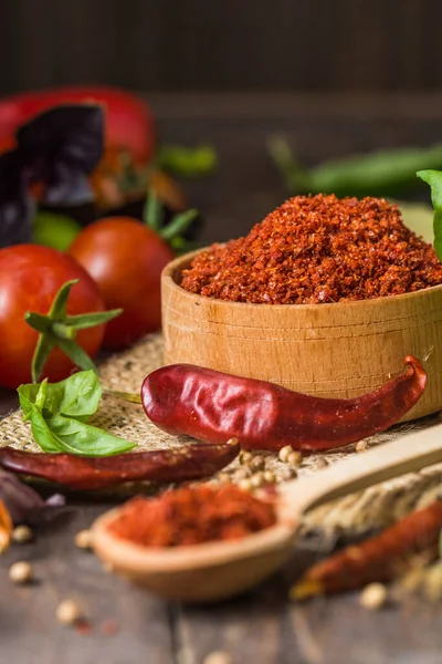 Ahşap arka planda çeşitli zemin baharatları var. Gürcü baharatları, Hint baharatları, Arap baharatları. Baharat çeşitliliği. Bitkiler ve baharatlar. Katman, siyah.