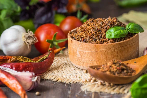 Ahşap arka planda çeşitli zemin baharatları var. Gürcü baharatları, Hint baharatları, Arap baharatları. Baharat çeşitliliği. Bitkiler ve baharatlar. Katman, siyah.