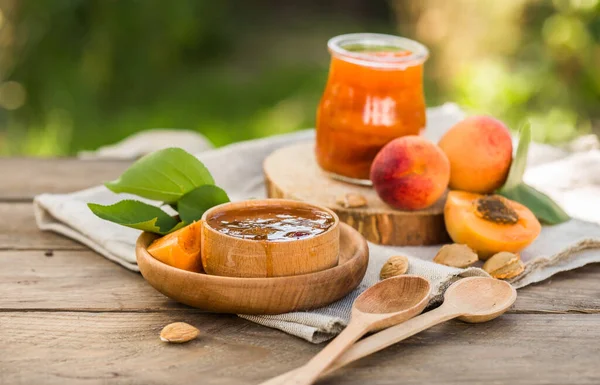 Ahşap bir masada cam bir kavanozda kayısı reçeli
