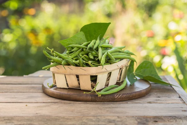 Frische Grüne Erbsen Holzschale Auf Dem Tisch — Stockfoto