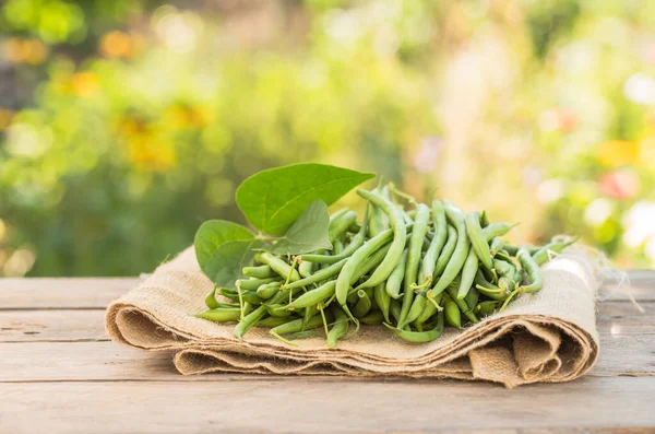 Frische Grüne Bohnen Schale Auf Holztisch — Stockfoto