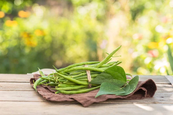 Frische Grüne Erbsen Einer Schüssel Auf Einem Holztisch — Stockfoto