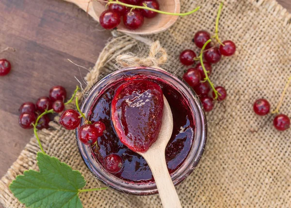 Confiture Cerises Dans Bocal Verre Sur Une Table Bois — Photo