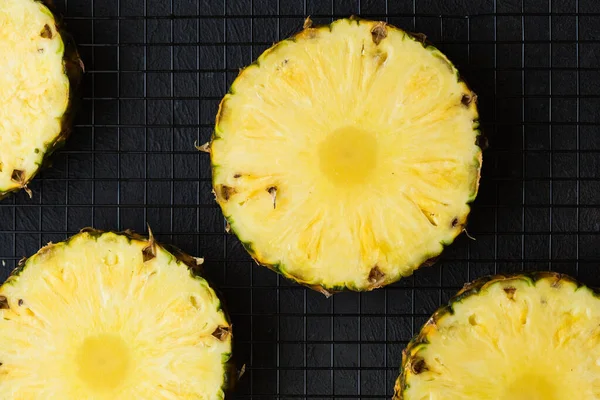 Gri arkaplanda dilimlenmiş olgun ananas