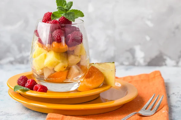 Bardakta meyve salatası, taze yaz yemeği konsepti.