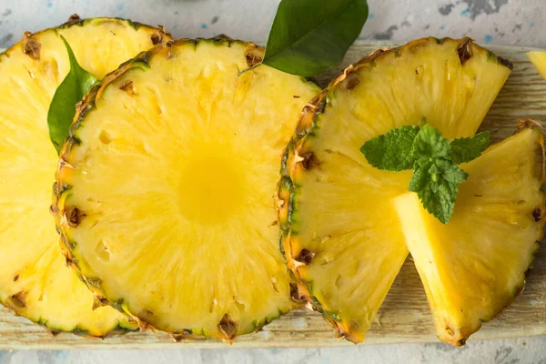 Gri arkaplanda dilimlenmiş olgun ananas