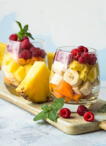 玻璃杯水果沙拉 新鲜夏季食物概念 — 图库照片