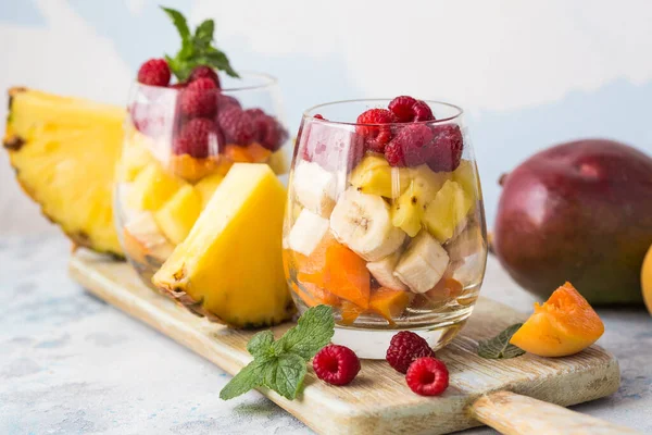 Bardakta meyve salatası, taze yaz yemeği konsepti.