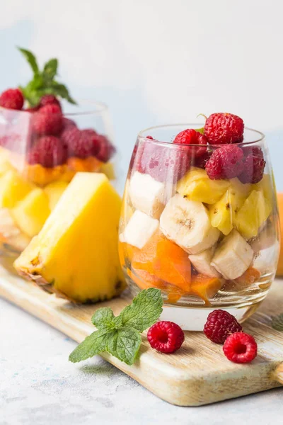 Bardakta meyve salatası, taze yaz yemeği konsepti.