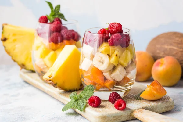Bardakta meyve salatası, taze yaz yemeği konsepti.
