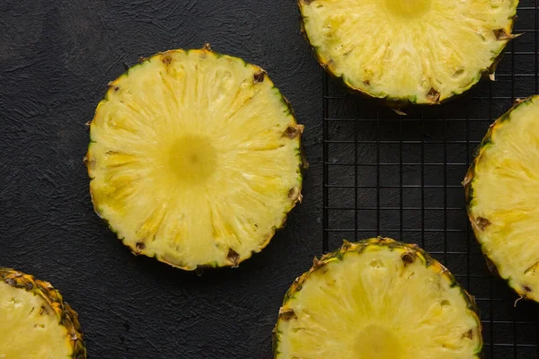 Gri arkaplanda dilimlenmiş olgun ananas