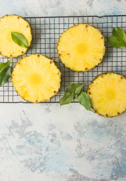 Gri arkaplanda dilimlenmiş olgun ananas