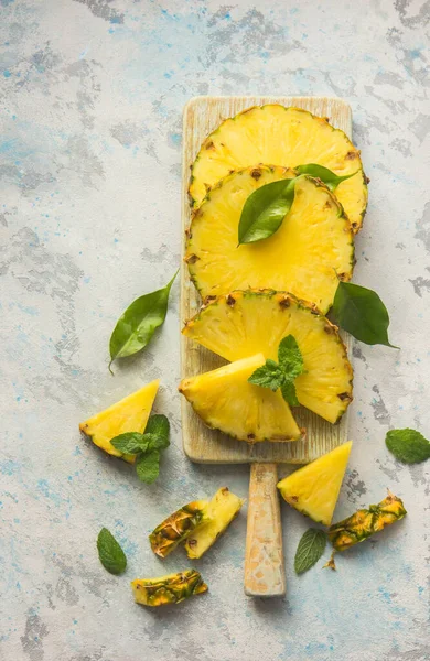 Gri arkaplanda dilimlenmiş olgun ananas