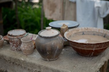 Kiev, Ukrayna - 12 Mayıs 2019: Eski ulusal mimarinin köyünde sazdan çatılı bir çatısı olan eski bir köylü Ukrayna evi. Kiev yakınlarındaki Pirogovo Müzesi.