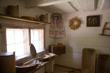 Kiev, Ukrayna - 12 Mayıs 2019: Eski ulusal mimarinin köyünde sazdan çatılı bir çatısı olan eski bir köylü Ukrayna evi. Kiev yakınlarındaki Pirogovo Müzesi.