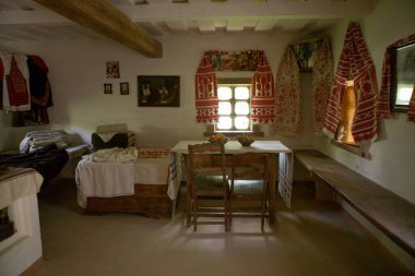 Kiev, Ukrayna - 12 Mayıs 2019: Eski ulusal mimarinin köyünde sazdan çatılı bir çatısı olan eski bir köylü Ukrayna evi. Kiev yakınlarındaki Pirogovo Müzesi.