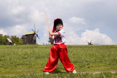 Ukrayna nakışlı gömlekli sevimli Kazak çocuk. Ukrayna 'da milli kostümlü bir çocuk. Kiev yakınlarındaki Pirogovo Müzesi.