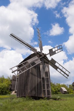 Kırsaldaki eski ahşap yel değirmeni