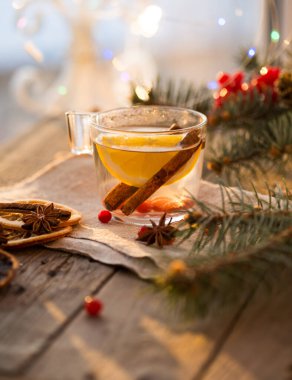 Kışın sıcak Noel içeceği tarçınlı ve limonlu şarap.