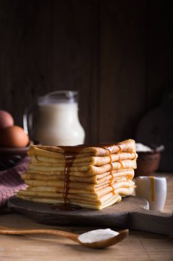 Büyük miktarda ev yapımı ince krep ve karamelli köy usulü.