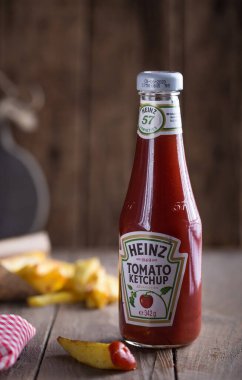 Bira ve atıştırmalıklar ahşap masada.