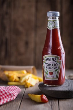 Bira ve atıştırmalıklar ahşap masada.