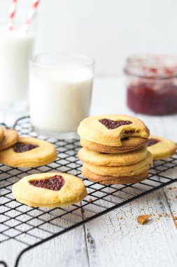 Kalp şeklinde sevgililer günü kurabiyeleri reçelli. Şekilli bisküvi kurabiyeleri.